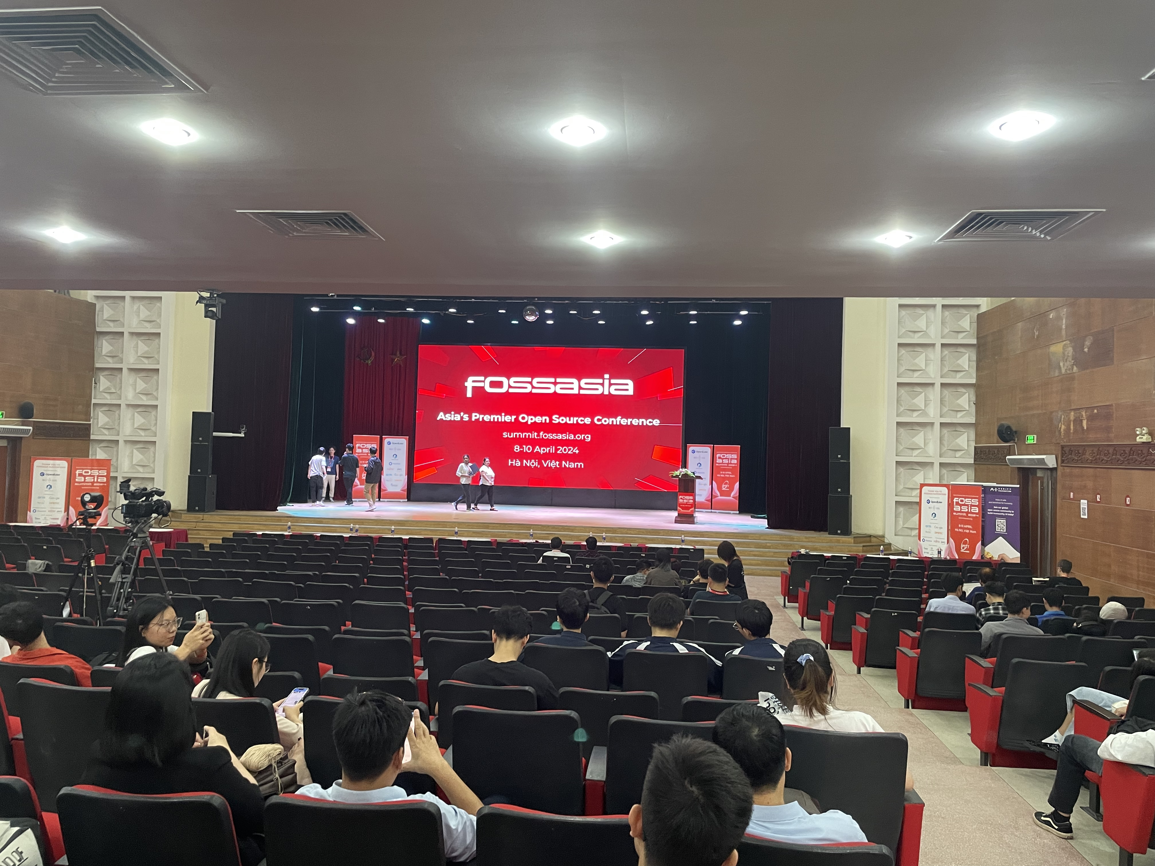 EDB Field CTO for Asia Pacific Japan Ajit Gadge presenting at FOSSASIA