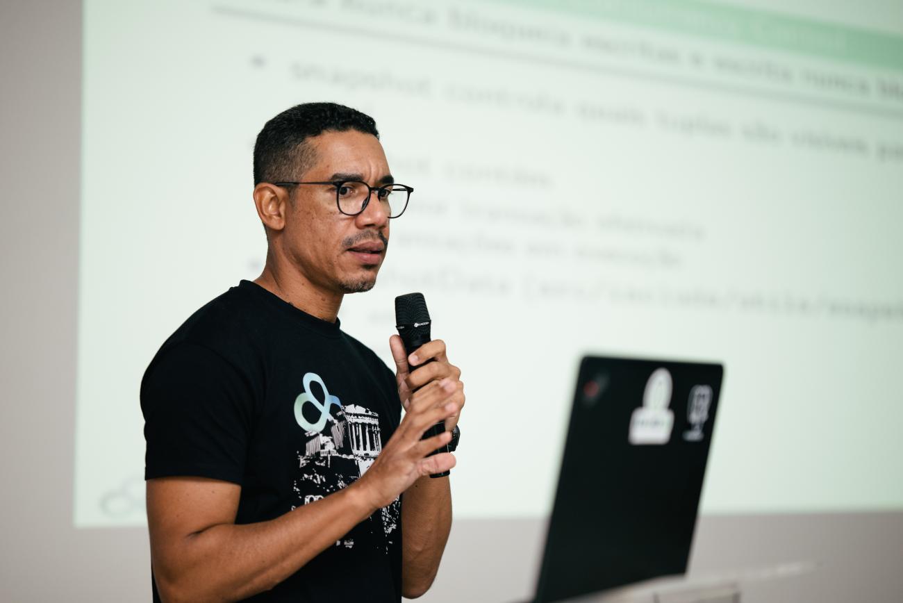 Euler Taveira during his talk