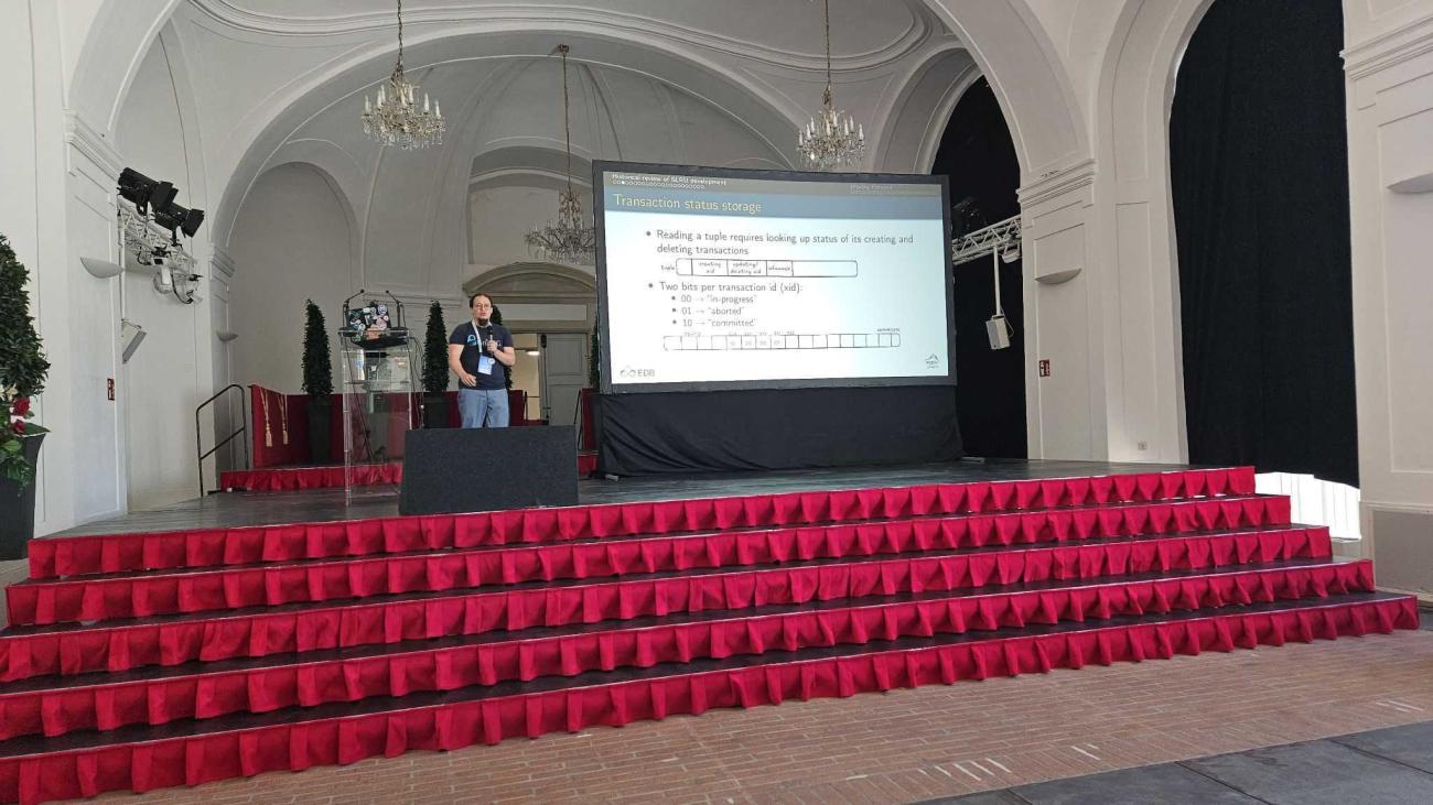 Alvaro Herrara giving his talk on "What is SLRU anyway?"