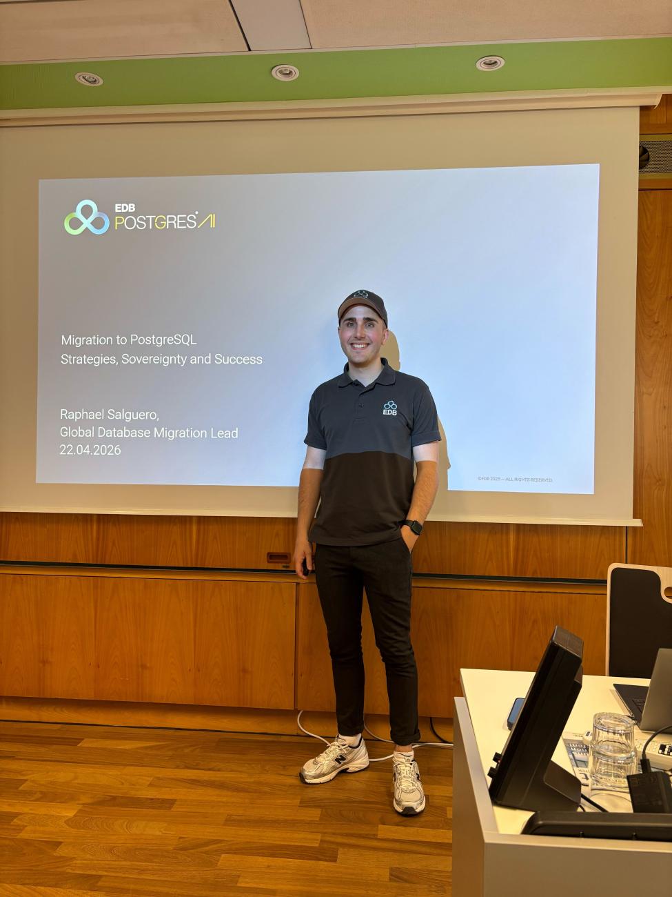 Raphael Aragon during his PGConf DE talk