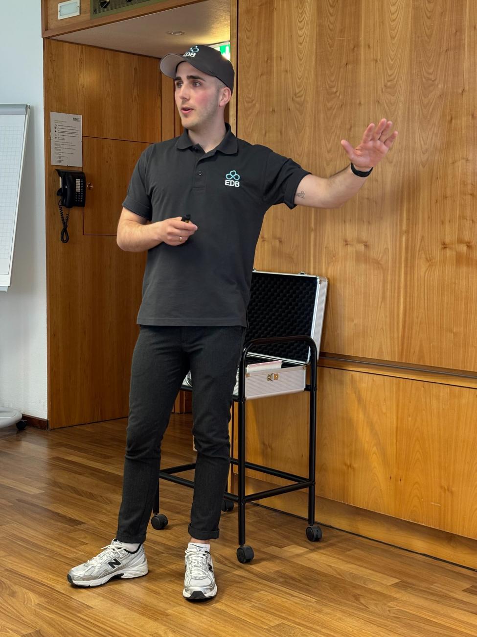 Raphael Aragon during his PGConf DE talk