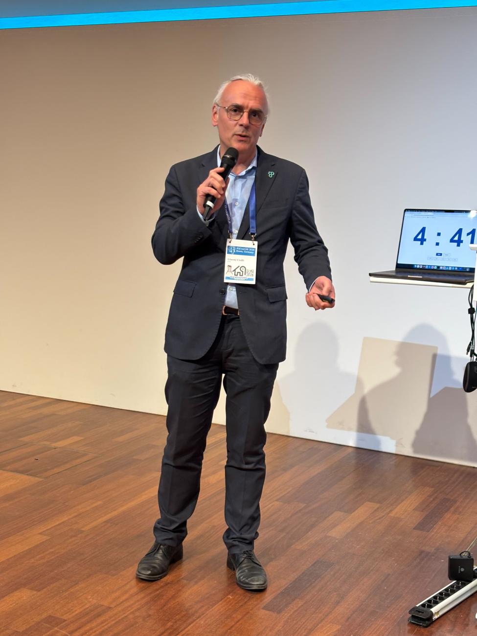 Gianni Ciolli during his PGConf DE lightning talk