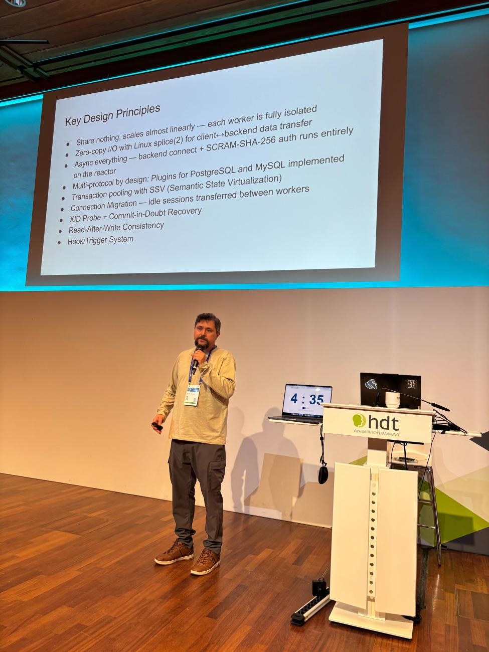 Charly Batista during his PGConf DE lightning talk