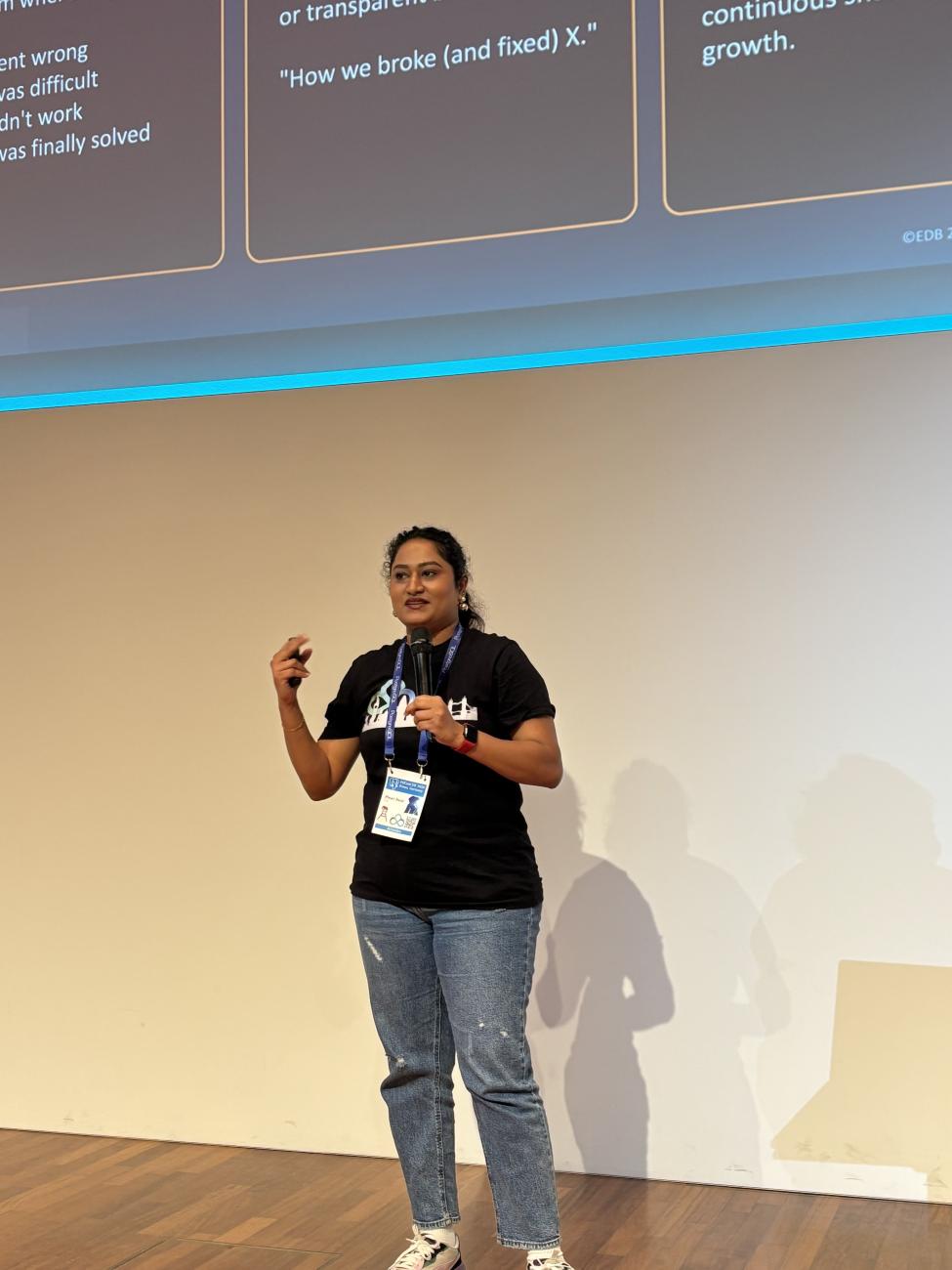 Pinaz Raut during her PGConf DE lightning talk