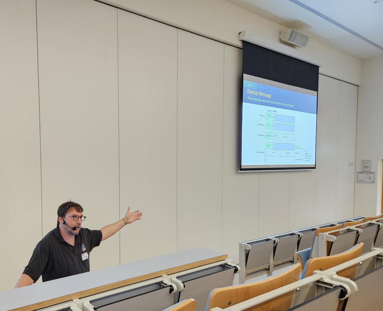 Xavier Fischer presenting his PGConf BE session