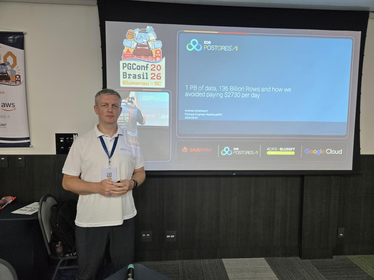 Andreas Scherbaum presenting at PGConf Brasil