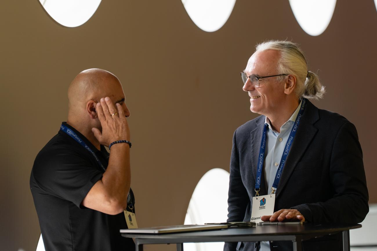 Aret Aprahamian and Gianni Ciolli talking at PgDay Lowlands