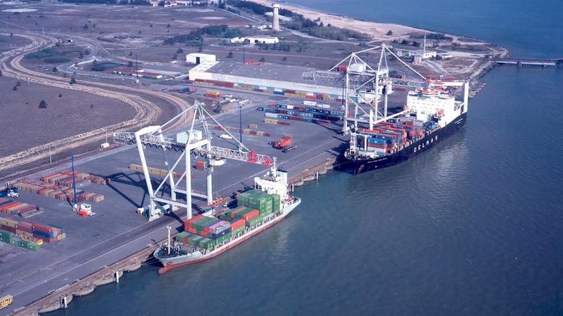 2 Container ships along side in Le Verdon haven, which is a subsidiary of Bordeaux port, France.